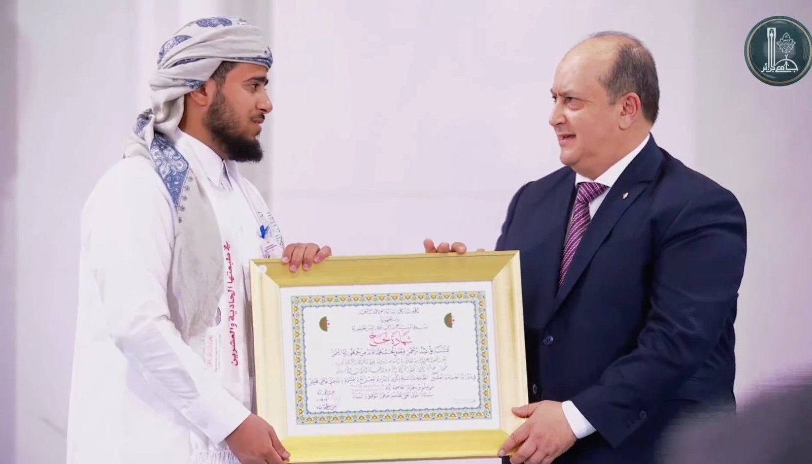 يفوز اليمن في المركز الأول في جائزة الجزائر للقرآن.